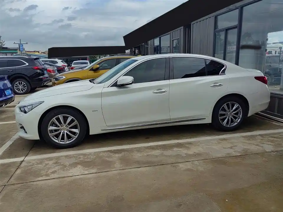 Infiniti Q50L