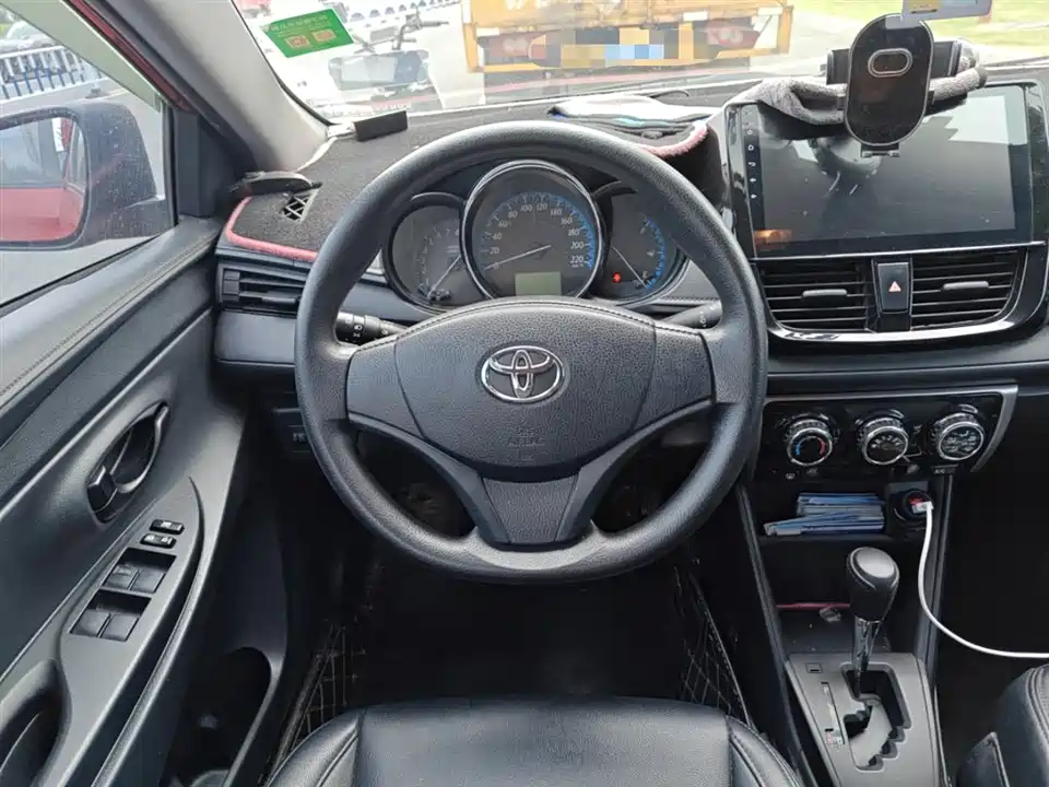 Toyota YARiS L to enjoy