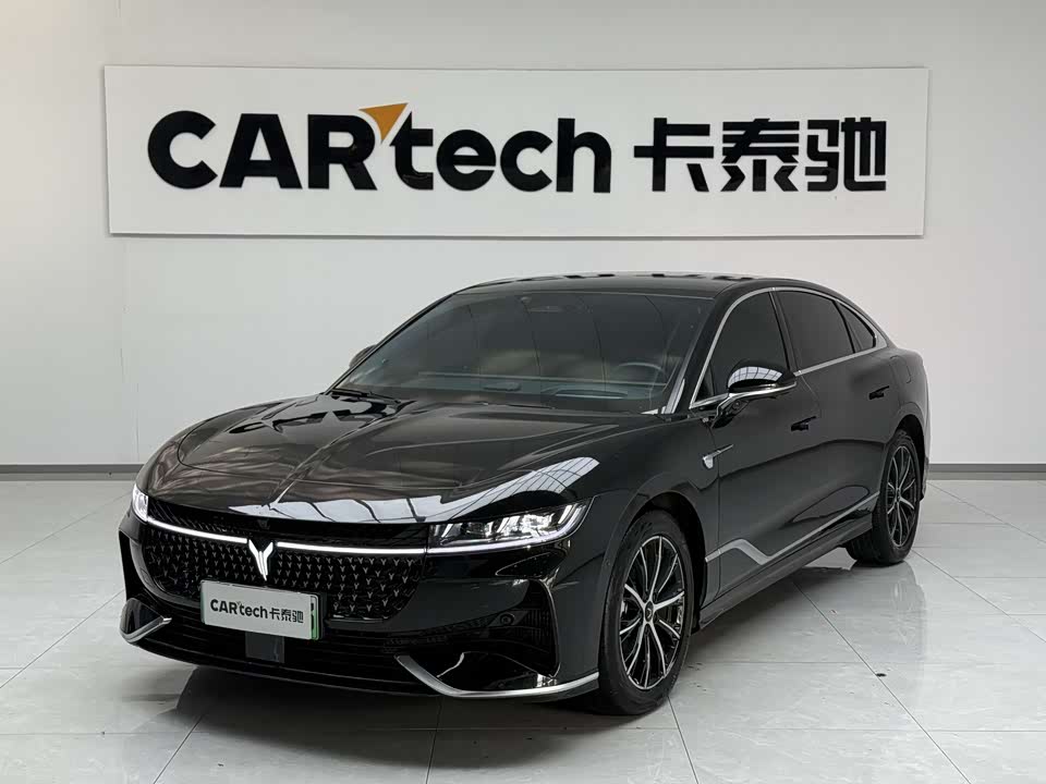 VOYAH Lantu chasing light