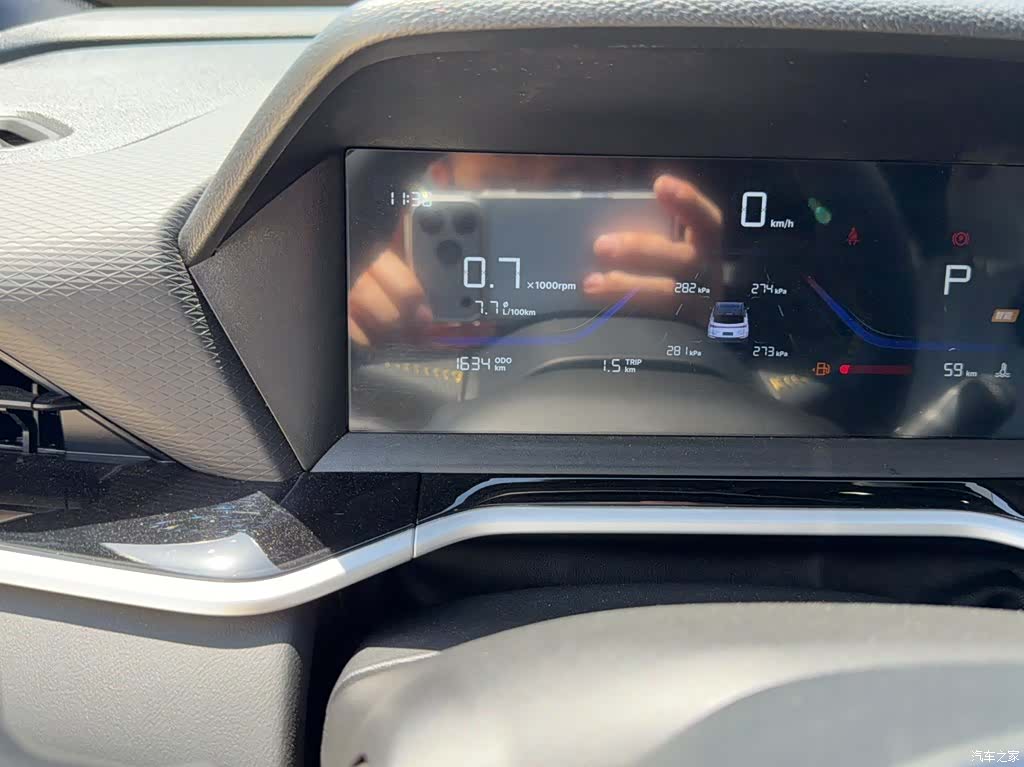 Geely Coolray, 2025 11