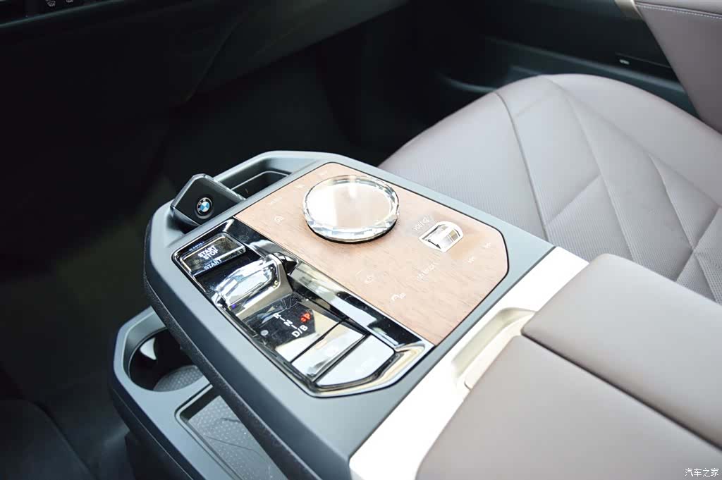 BMW iX, 2025 10