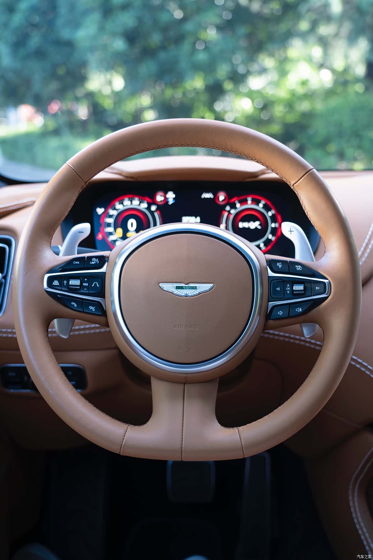 Aston Martin DBX, 2023 8