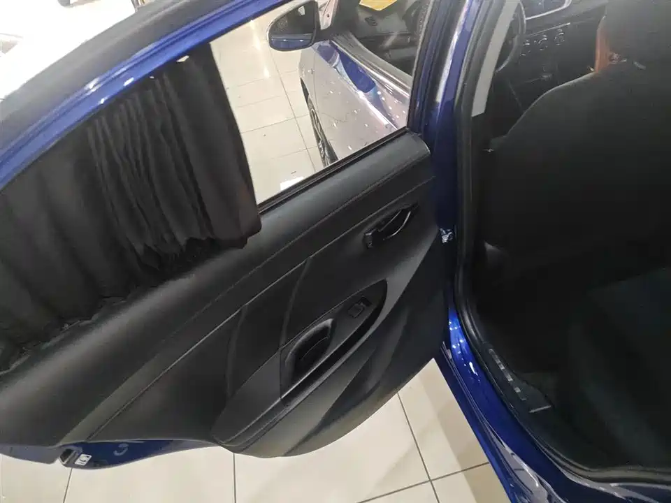 Toyota YARiS L to enjoy