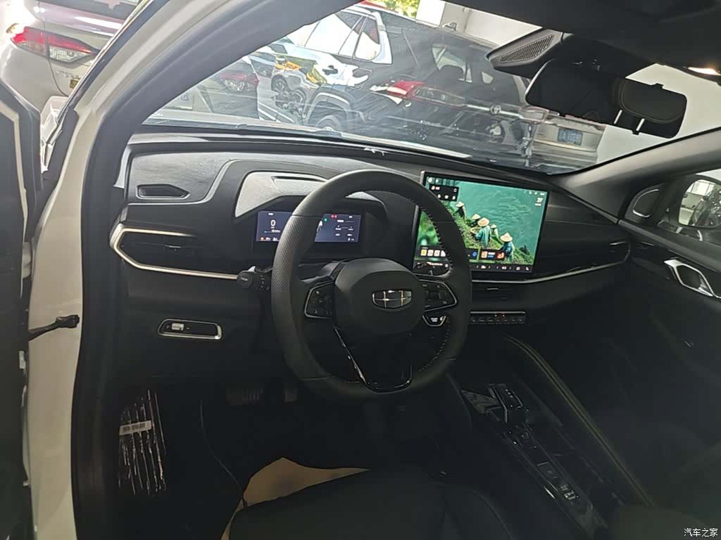 Geely Coolray, 2025 11