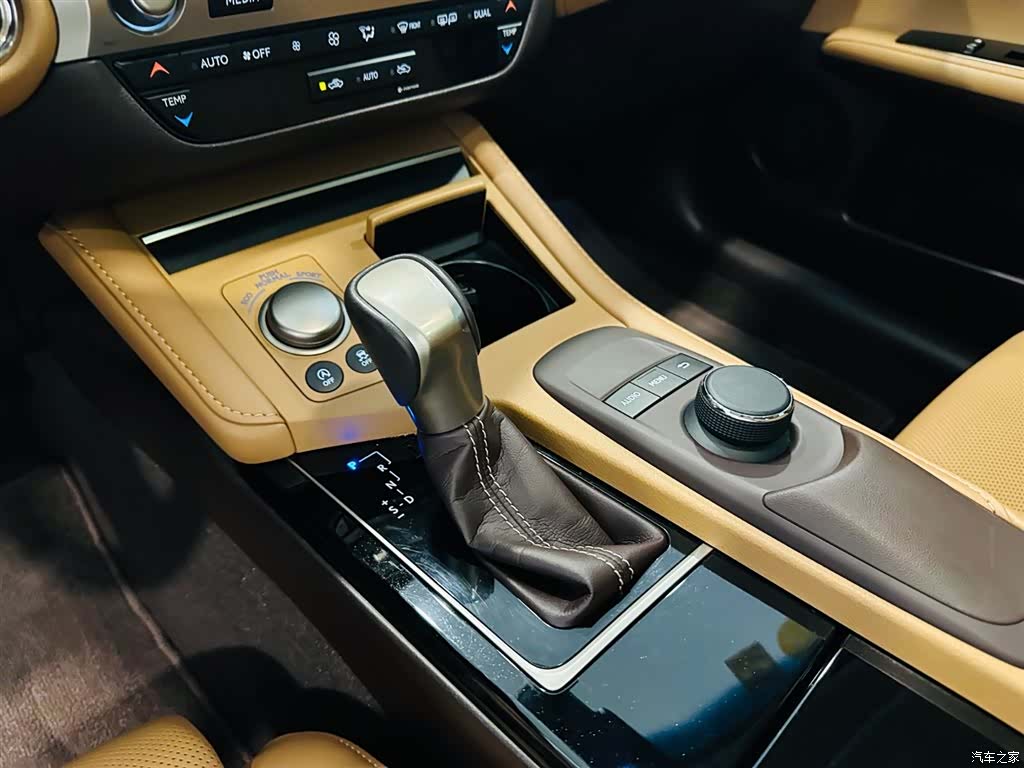 Lexus ES, 2018 12