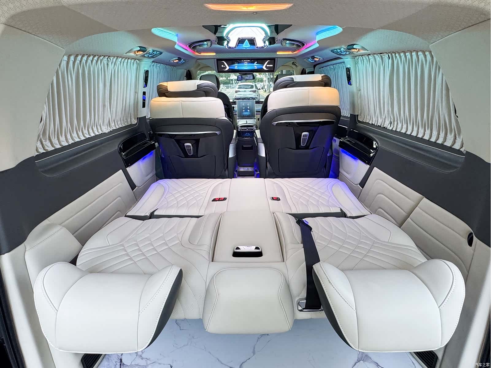 Mercedes-Benz 7, 2023 27
