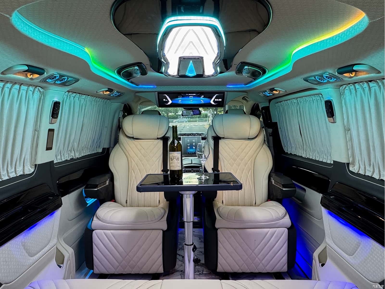Mercedes-Benz 7, 2023 21