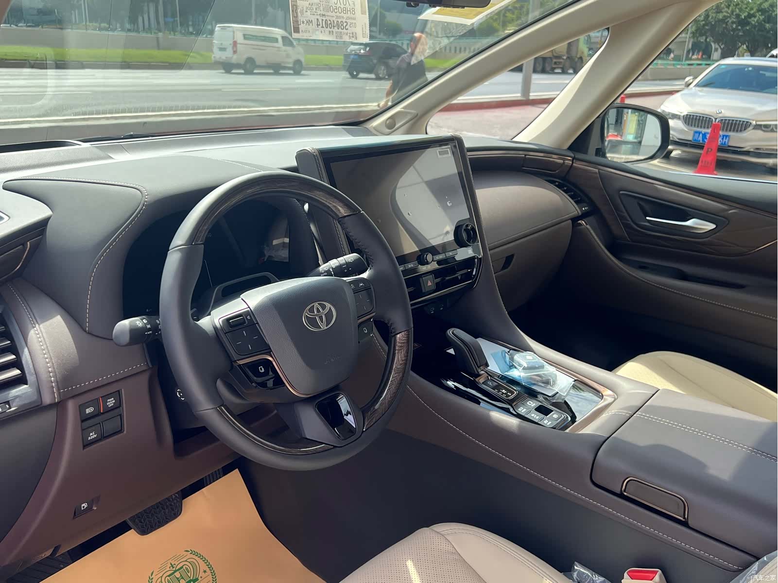 Toyota Alphard, 2024 18