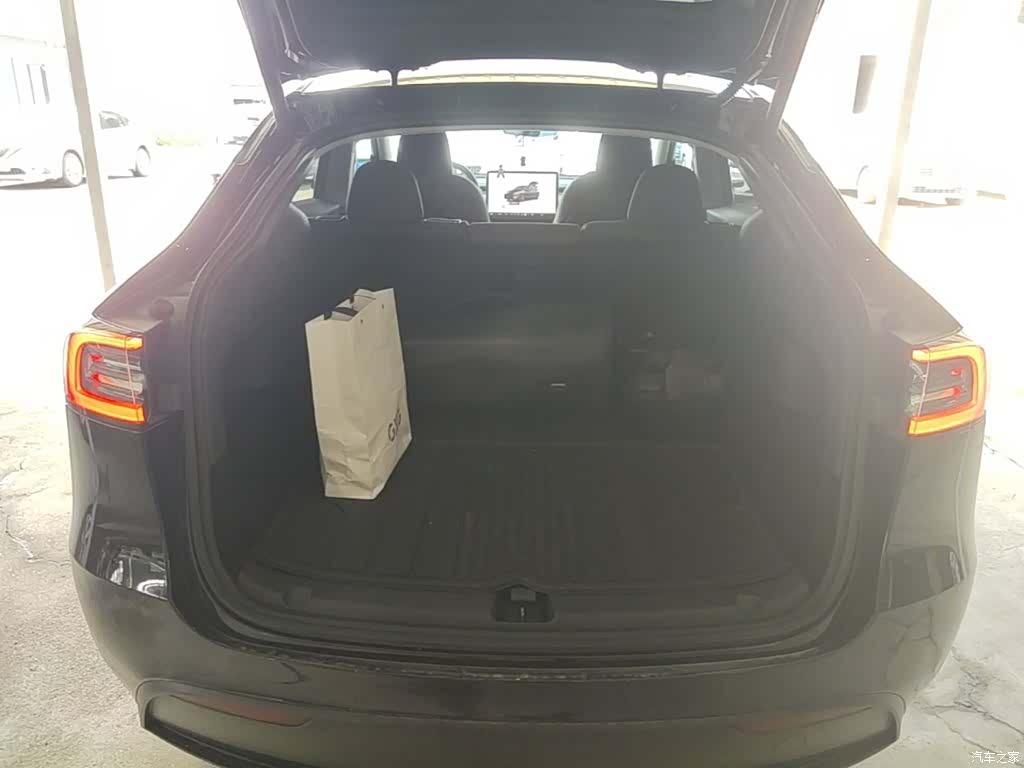 Tesla Model Y, 2023 15