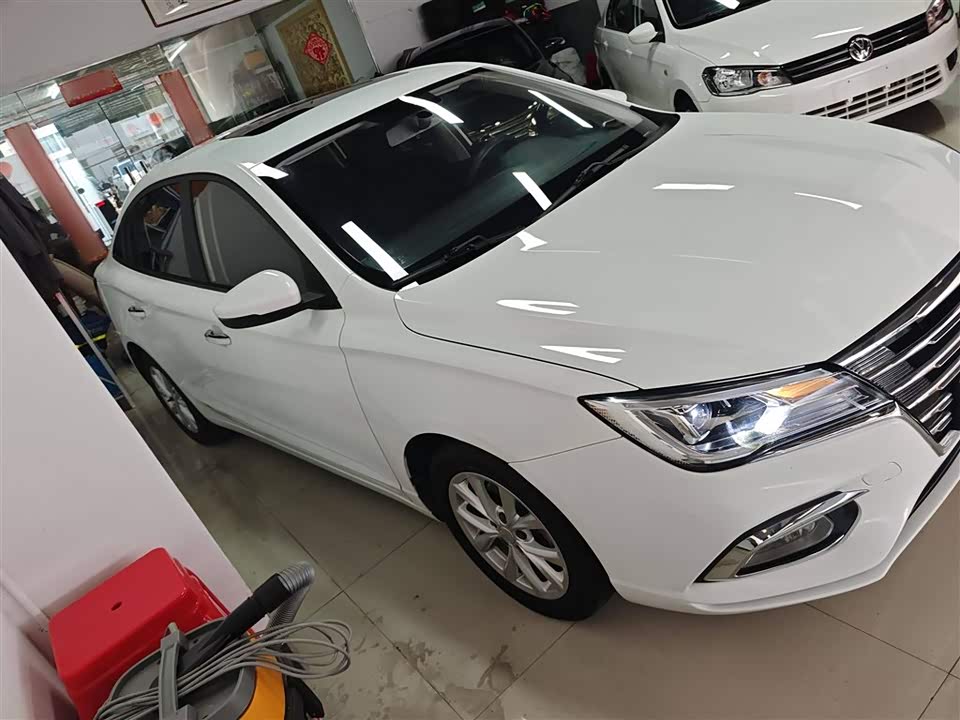 Roewe i5
