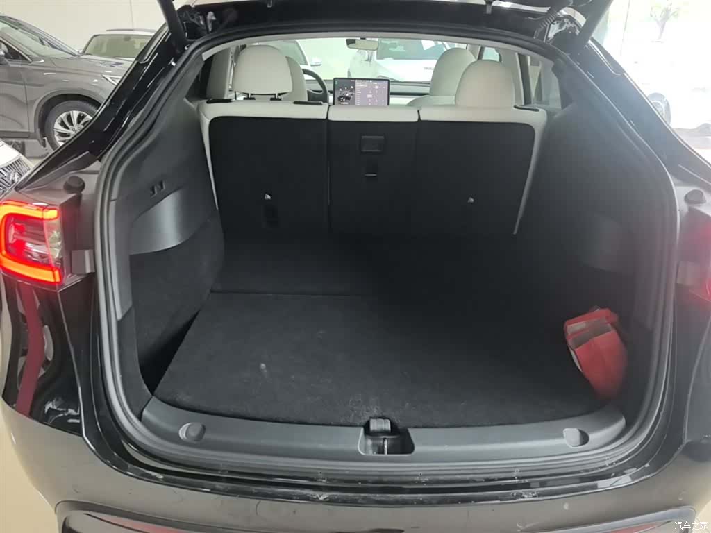 Tesla Model Y, 2023 19