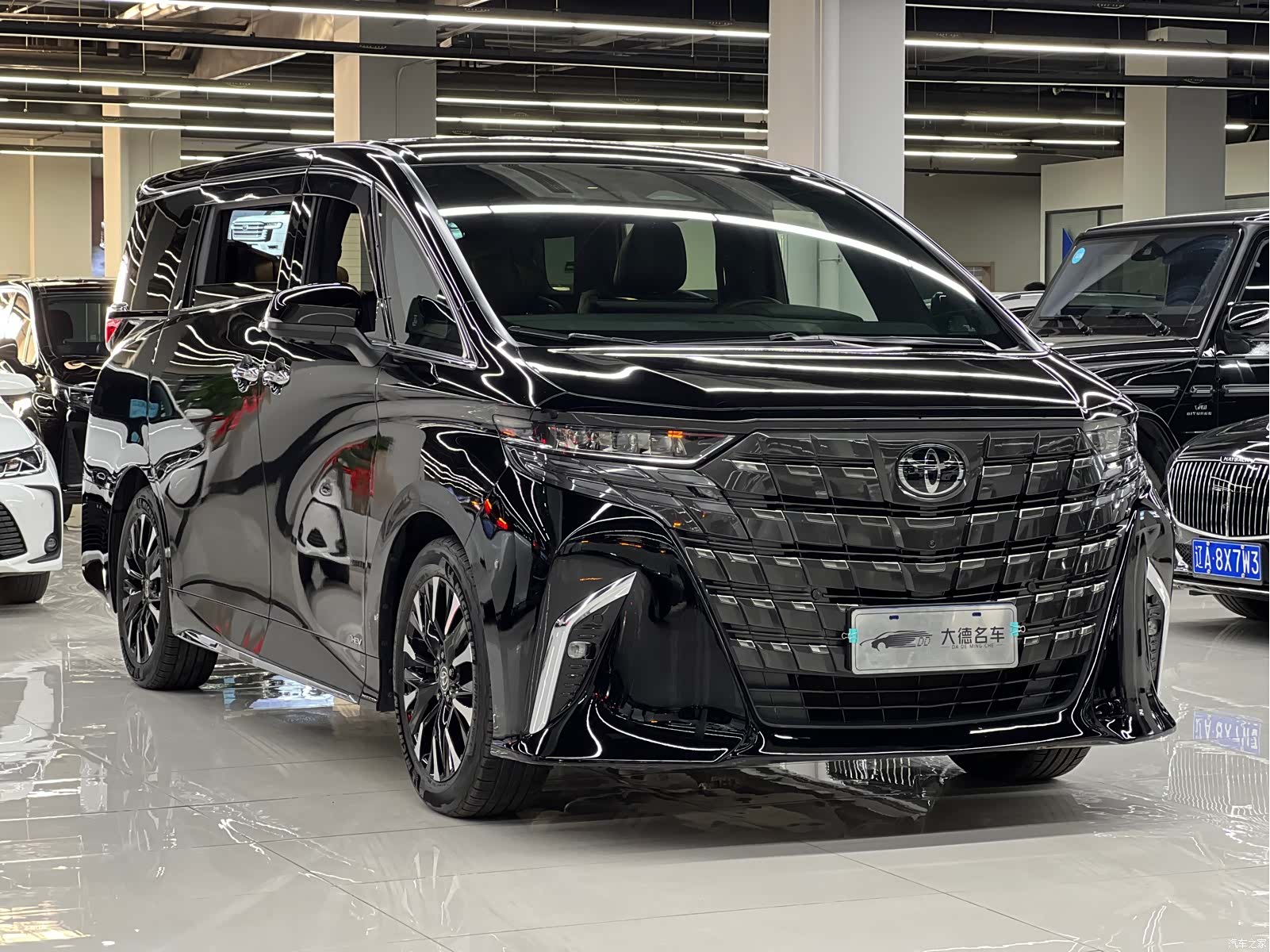 Toyota Alphard, 2024 3
