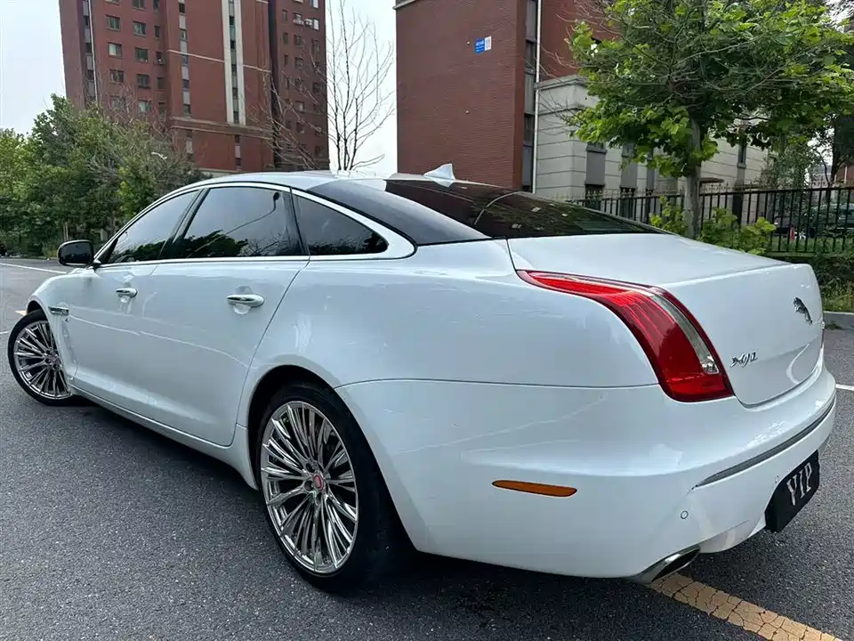 Jaguar XJ