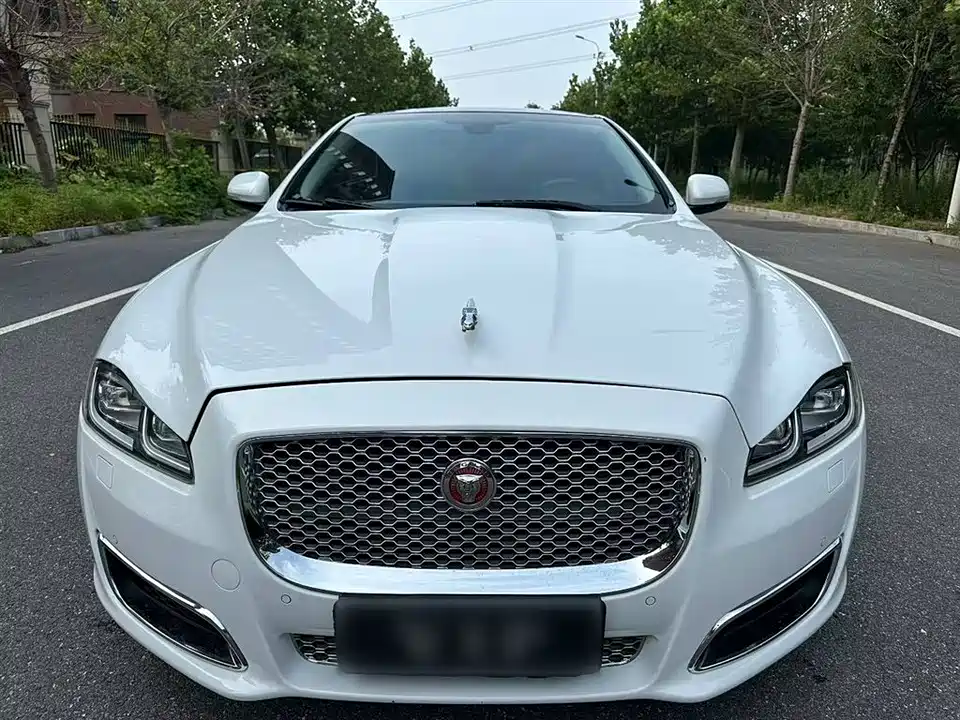 Jaguar XJ