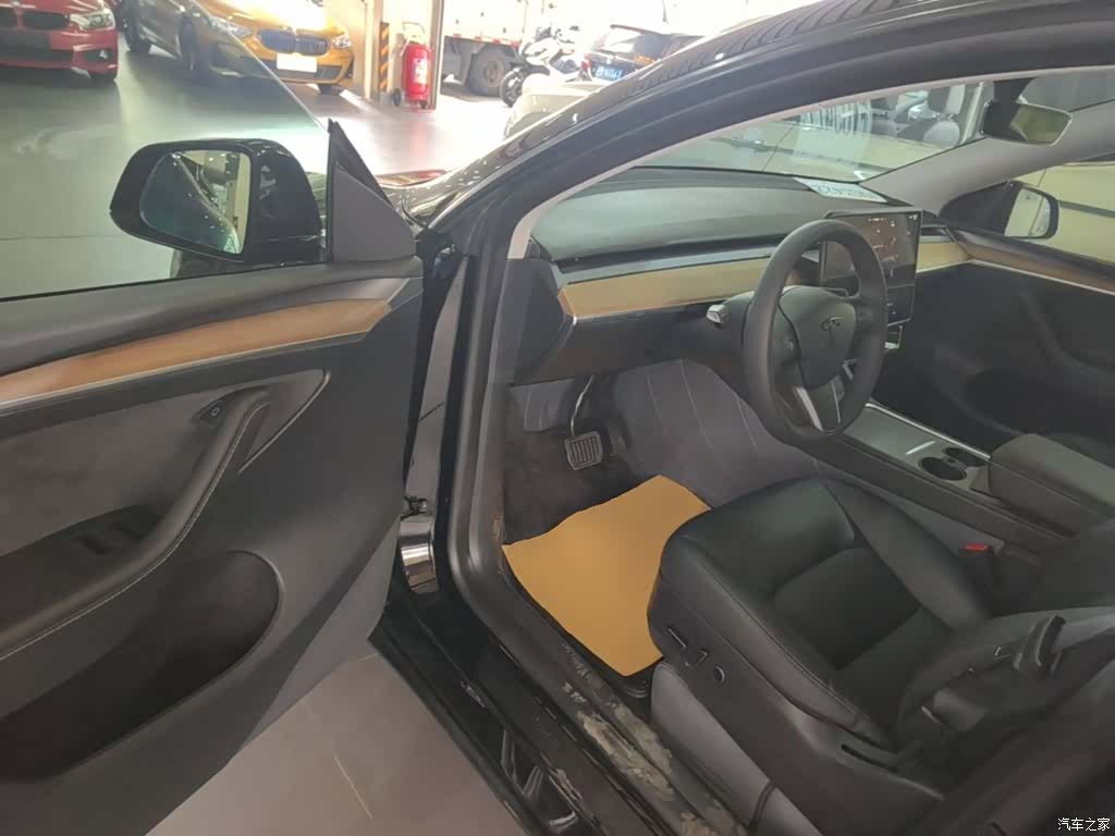 Tesla Model Y, 2023 16