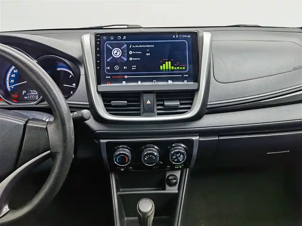 Toyota YARiS L to enjoy