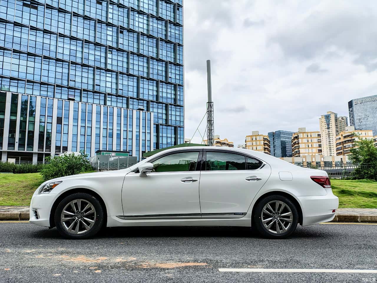 Lexus LS, 2021 3