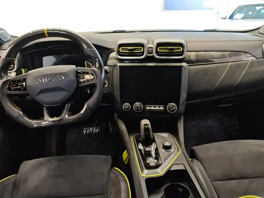 Lynk & Co 03