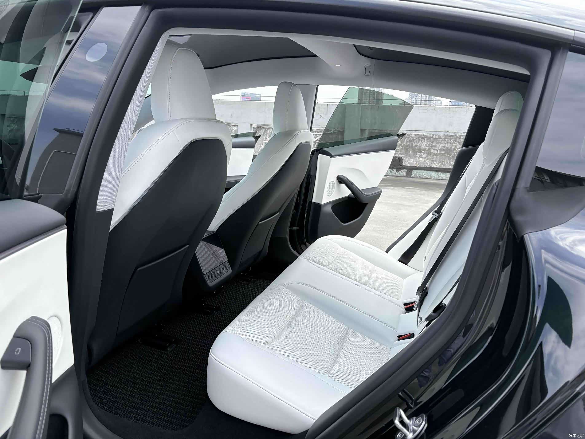 Tesla Model 3, 2025 10
