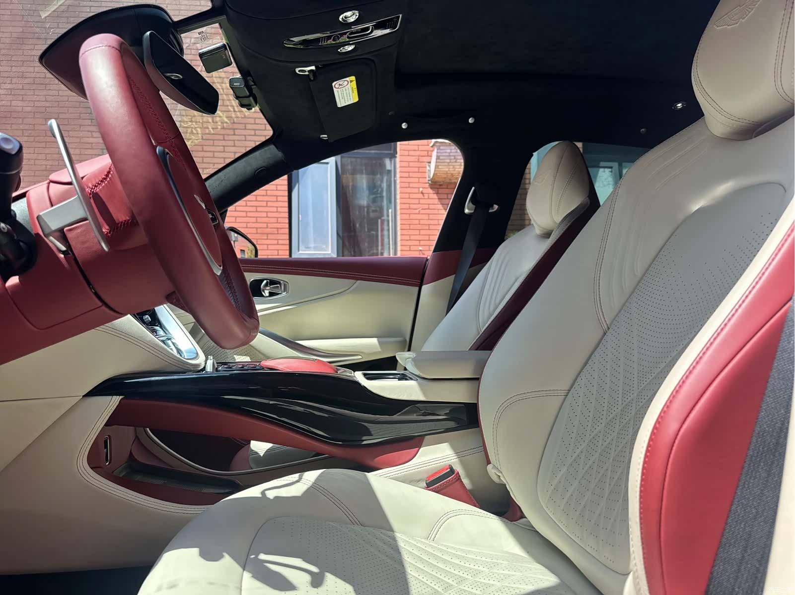 Aston Martin DBX, 2023 9