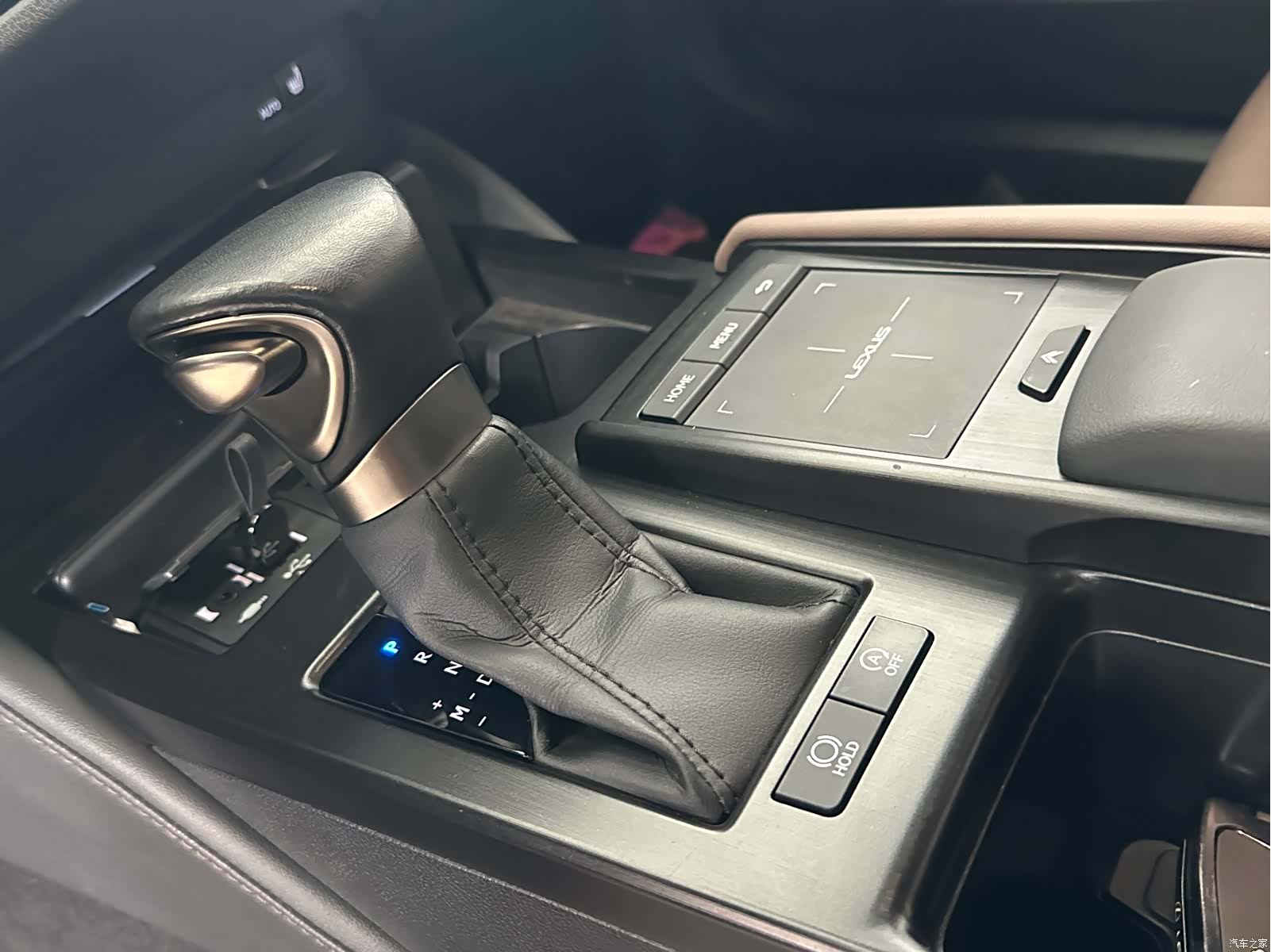 Lexus ES, 2022 все фото
