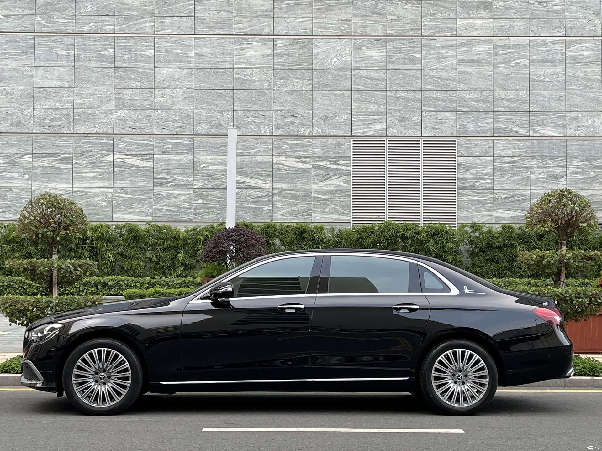 Mercedes-Benz E-Class, 2023 3