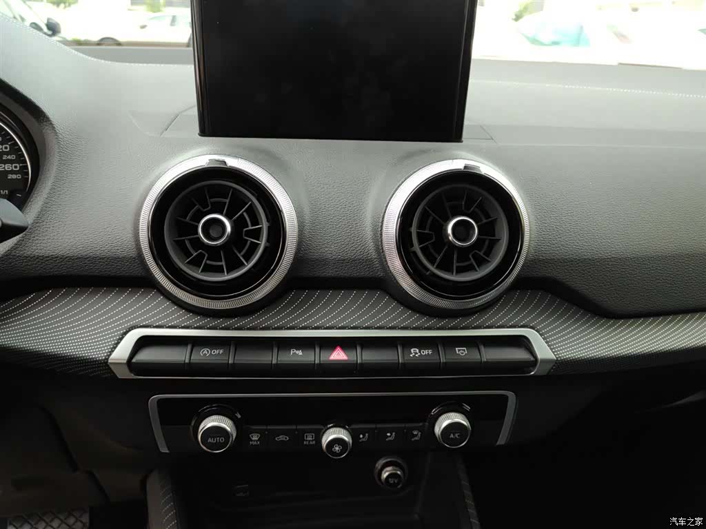 Audi Q2L, 2024 11