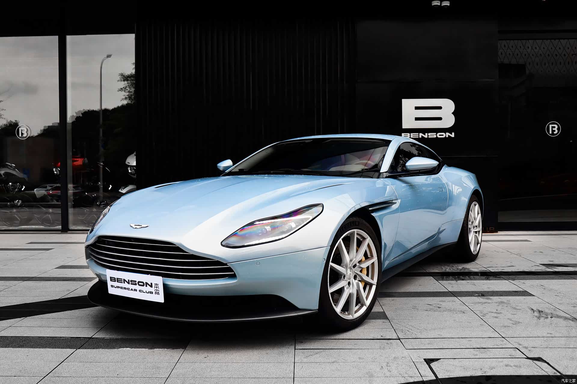 Aston Martin DB11