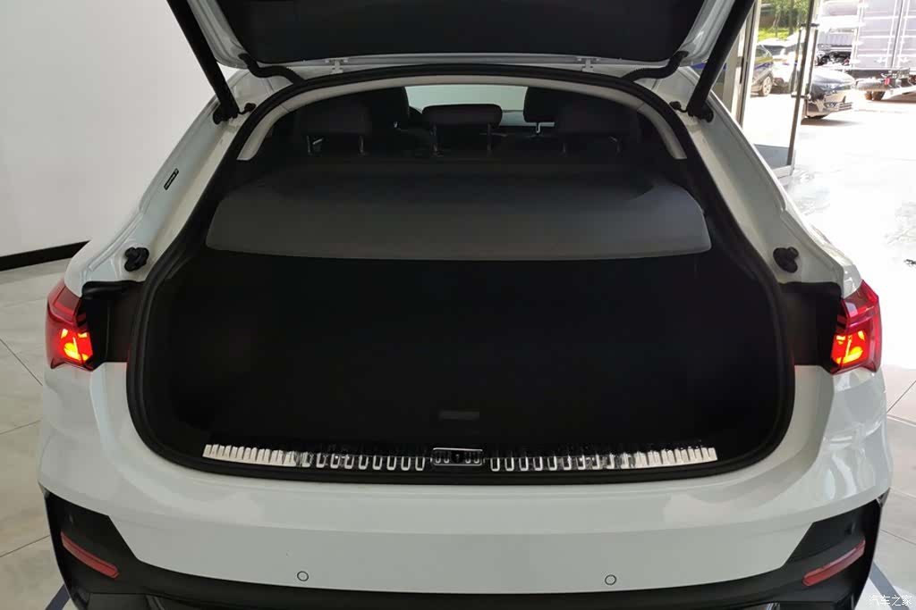 Audi Q3, 2023 4