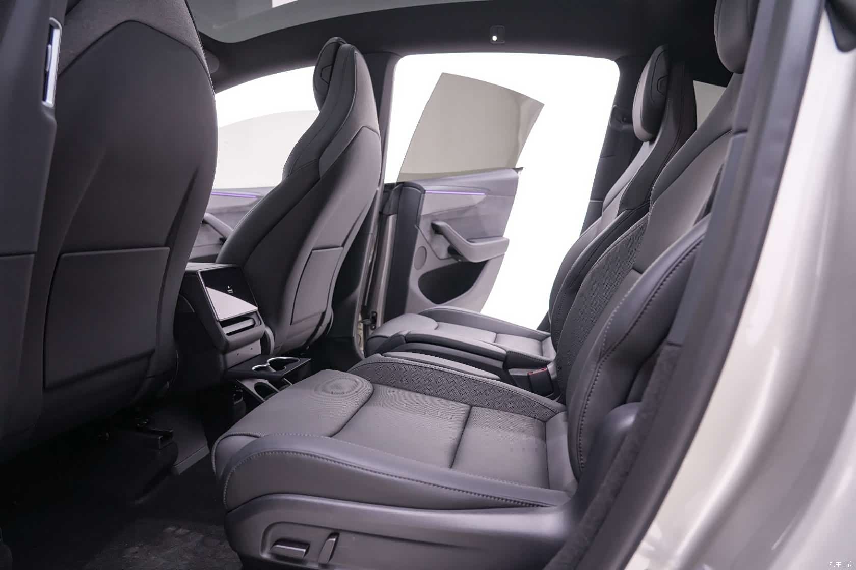Tesla Model Y, 2026 23