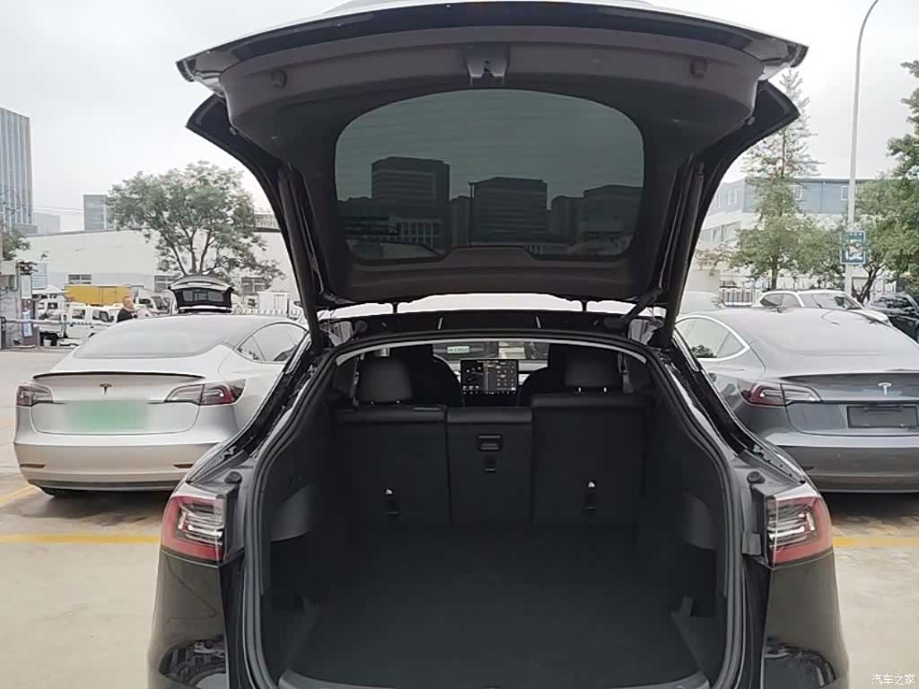 Tesla Model Y, 2024 19