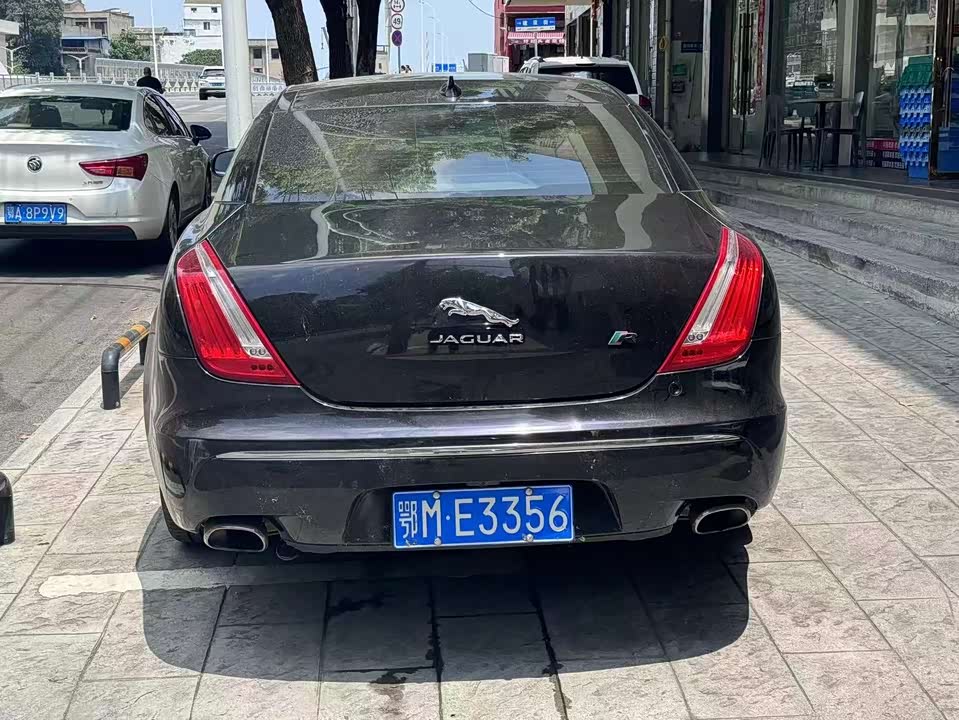 Jaguar XJ