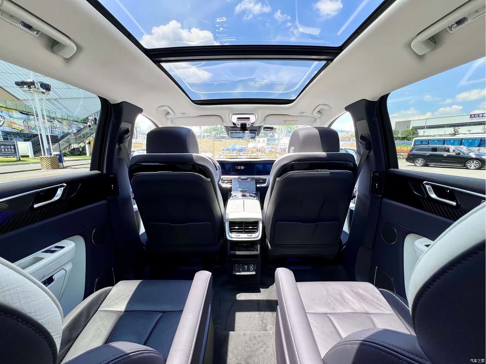 Hongqi E-HS9, 2021 11