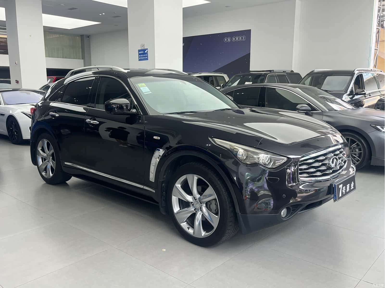 Infiniti FX35, 2012 3