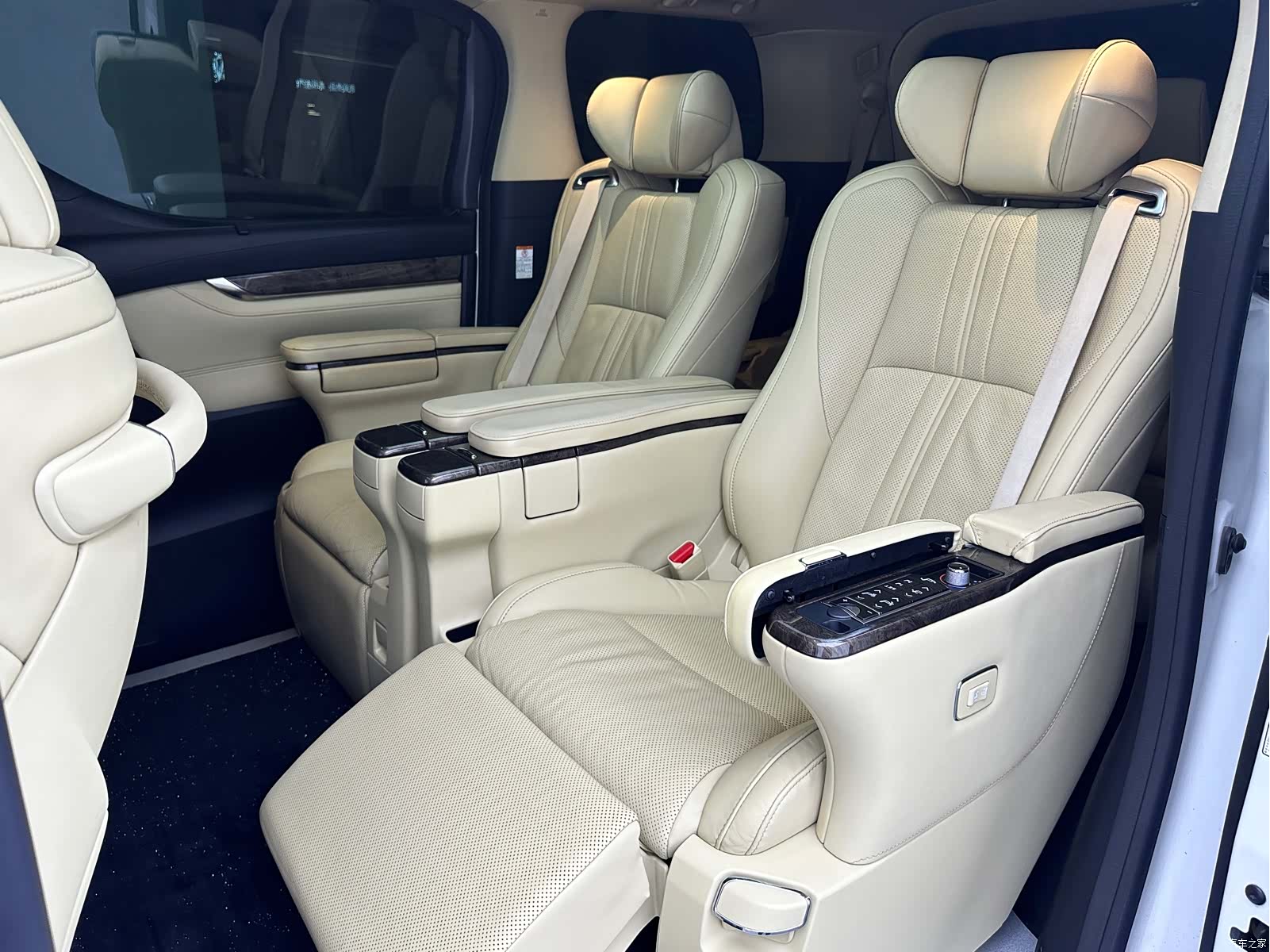 Toyota Vellfire, 2020 все фото