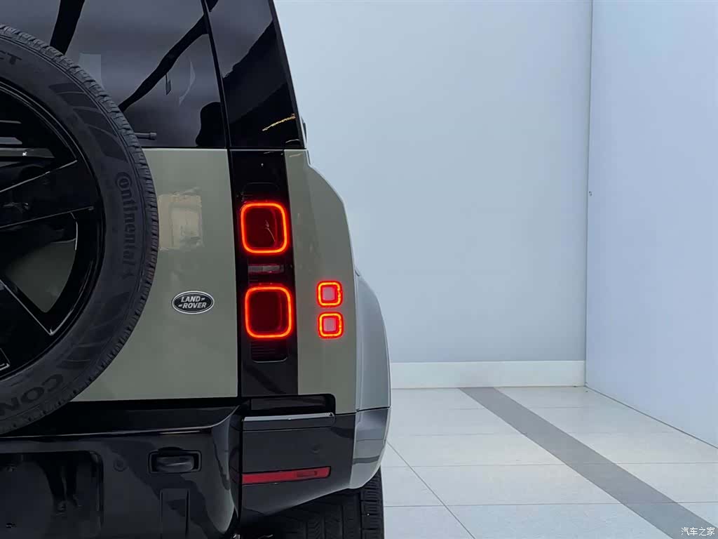 Land Rover Defender, 2025 12