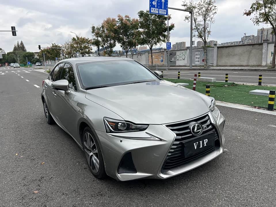 Lexus IS