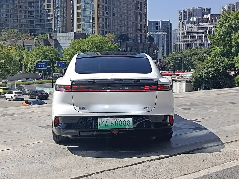 VOYAH Lantu chasing light