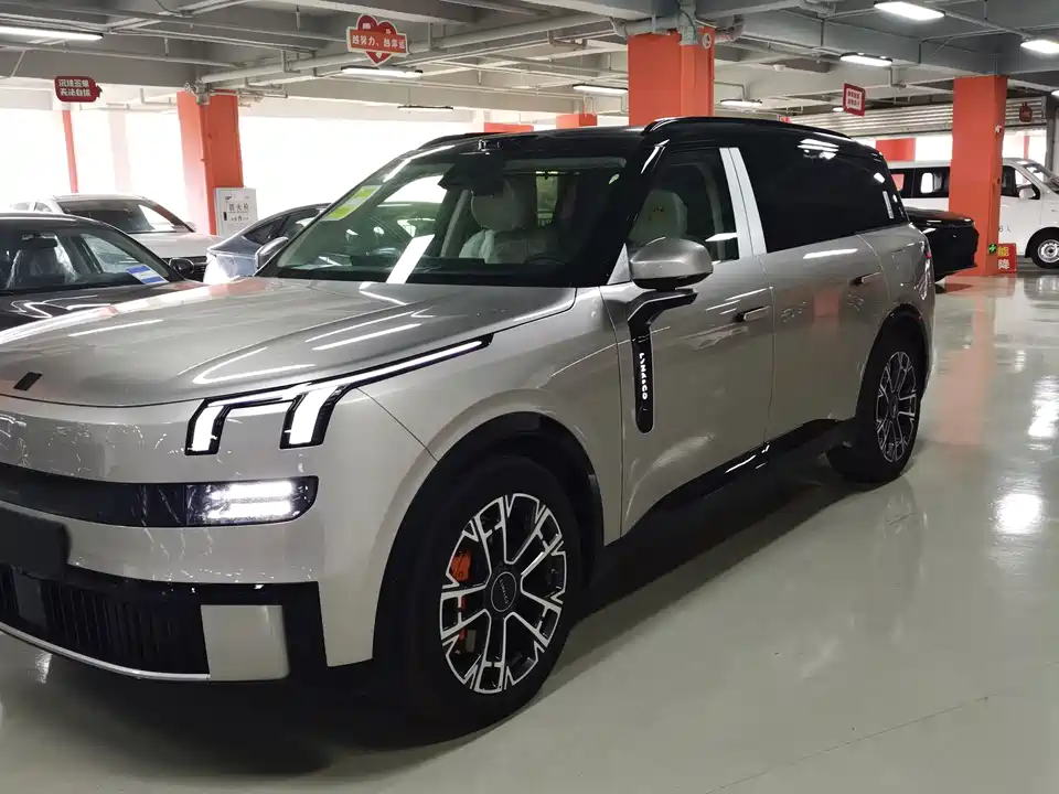 Lynk & Co 900