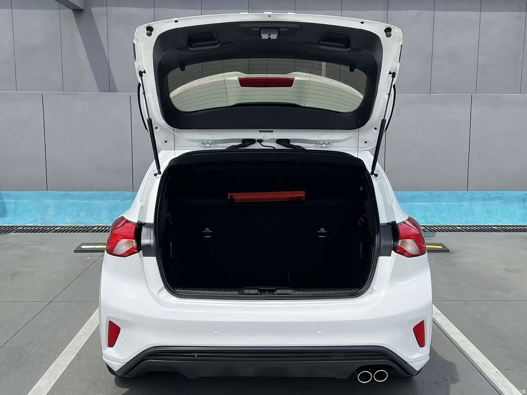 Ford Focus, 2022 10