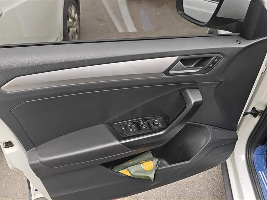 Volkswagen T-ROC exploring Songs