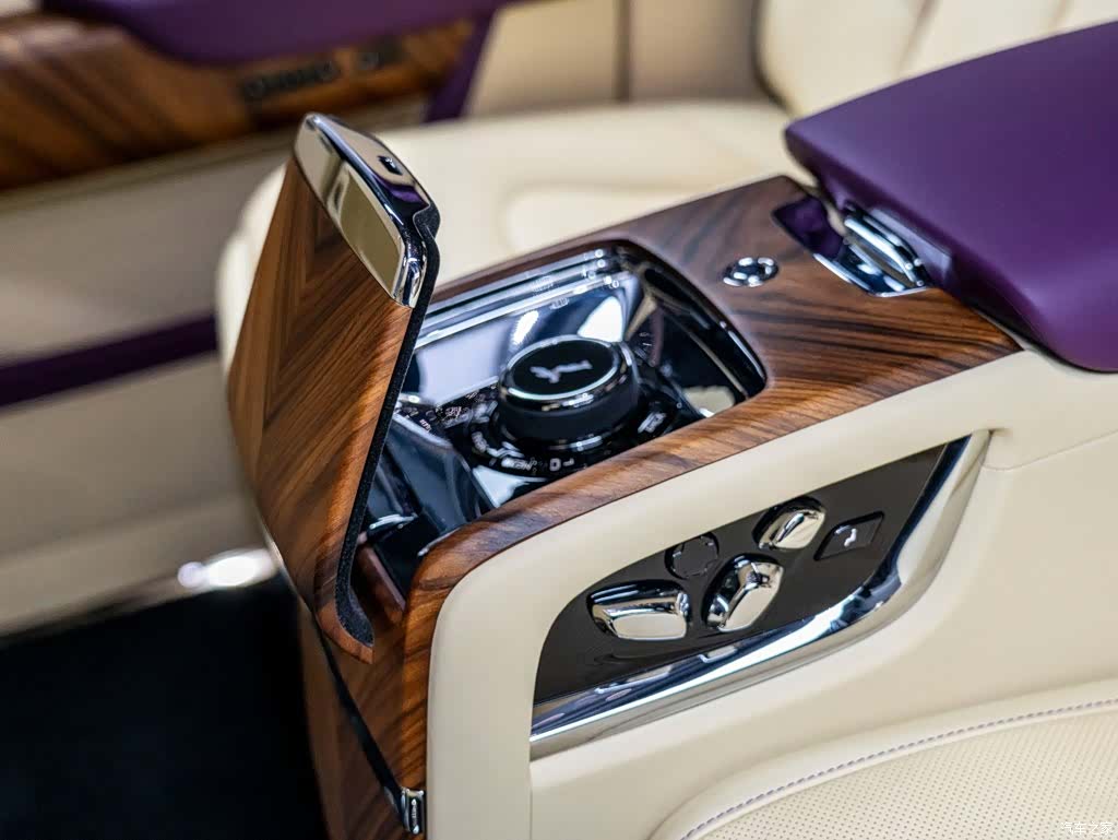 Rolls-Royce Cullinan, 2022 15
