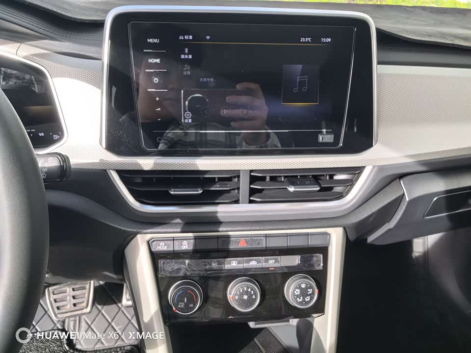 Volkswagen T-ROC exploring Songs
