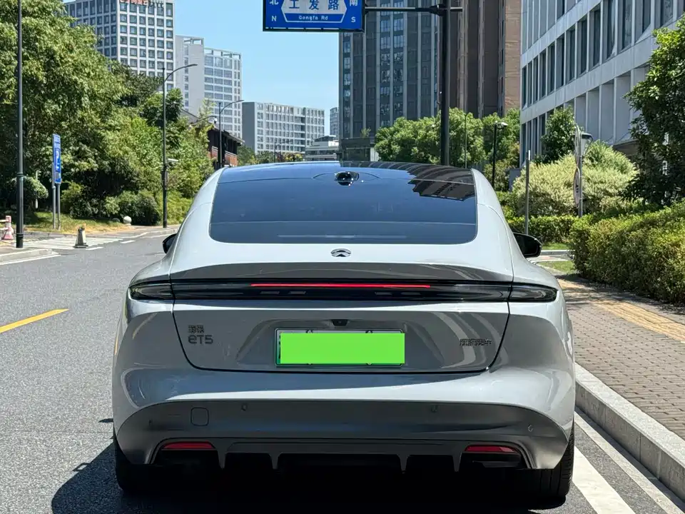 NIO ET5