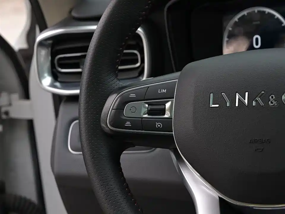 Lynk & Co 01