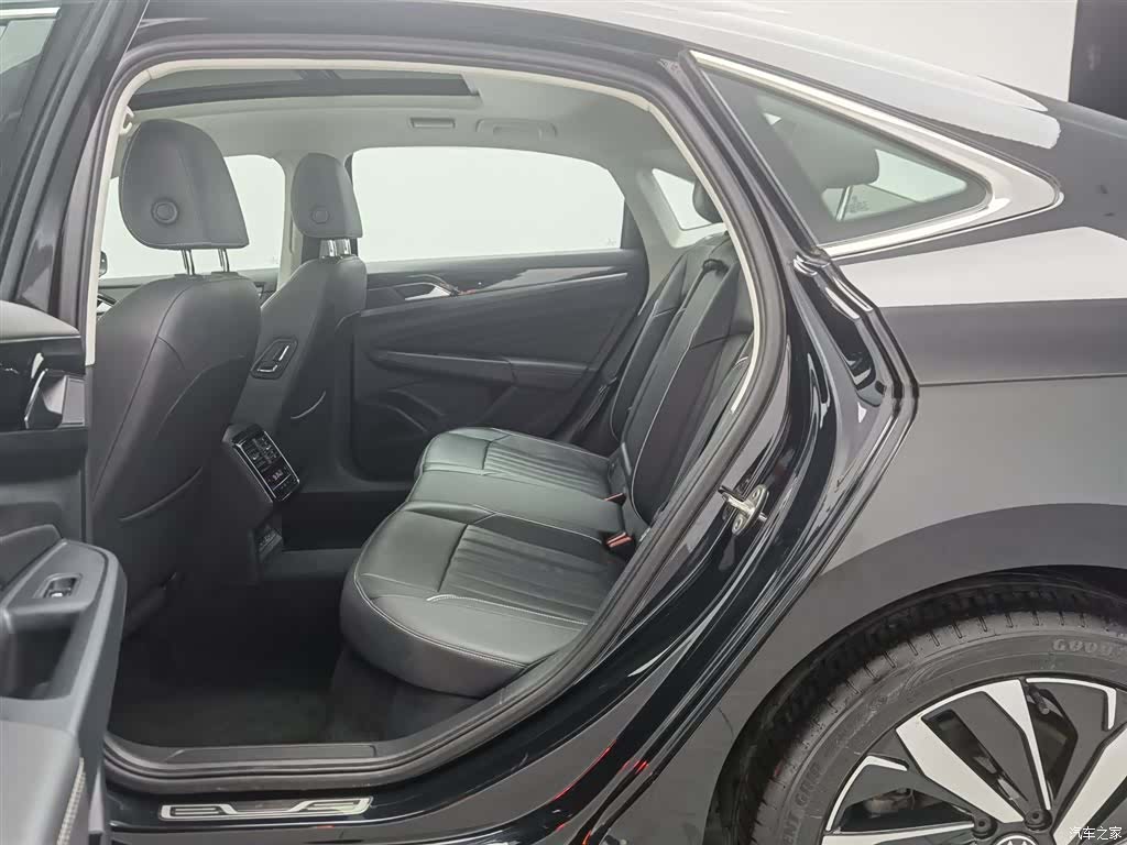 Volkswagen Passat, 2023 15