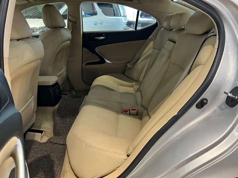 Lexus IS