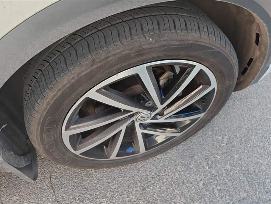 Volkswagen T-ROC exploring Songs