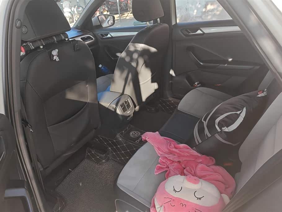 Volkswagen T-ROC exploring Songs