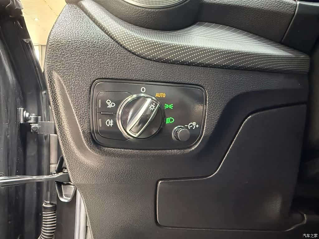 Audi Q2L, 2023 9
